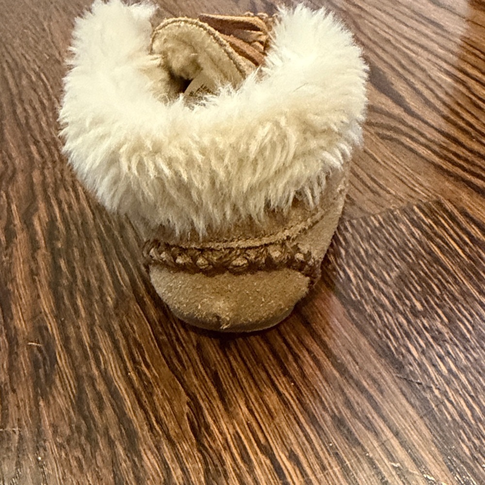 Minnetonka Tan Suede Moccasins with Cream Lining - Picture 11 of 12